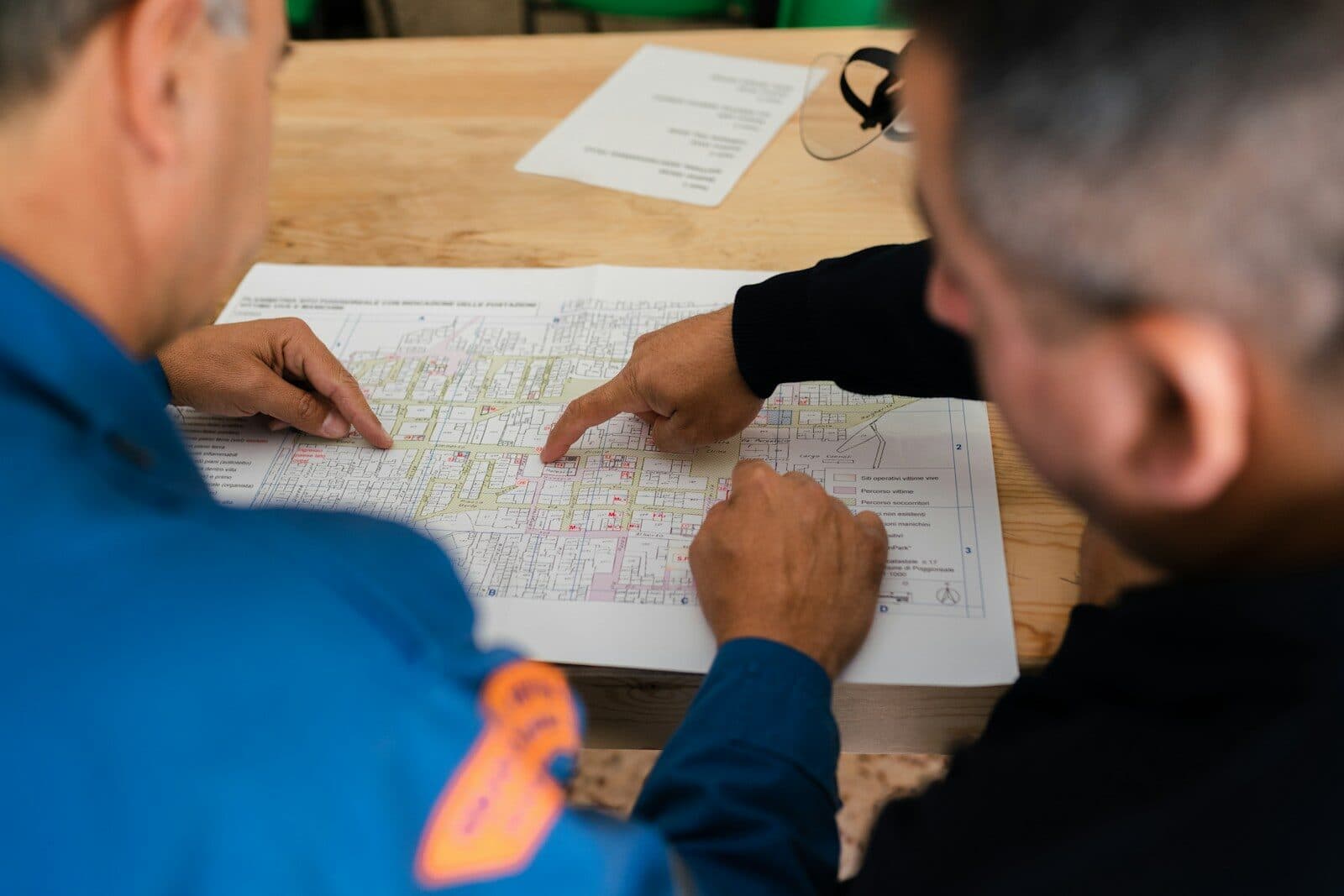 Dva inženjera pregledaju tehničke planove
